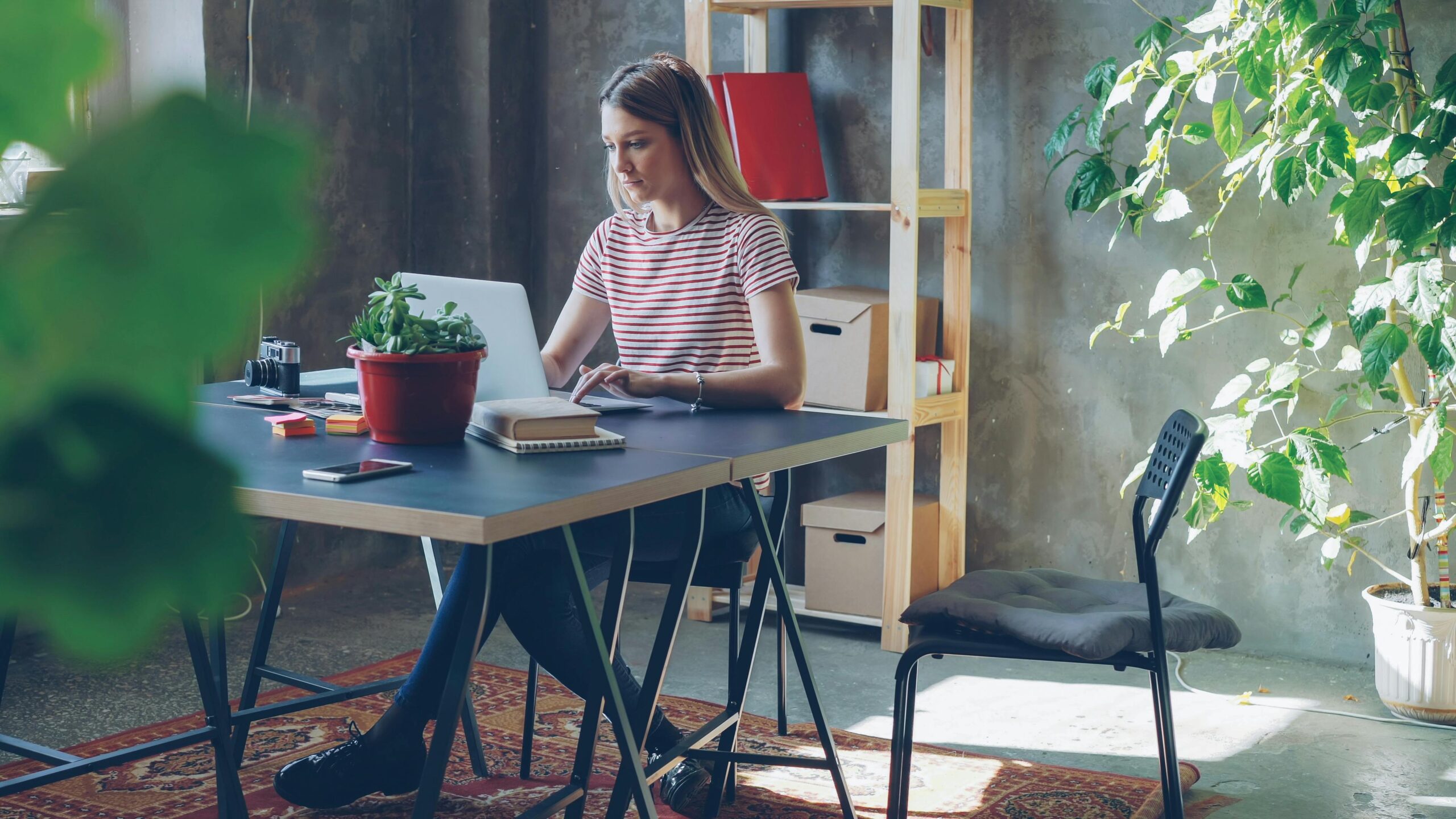 diseño web para autónomos trabajando en su espacio de trabajo